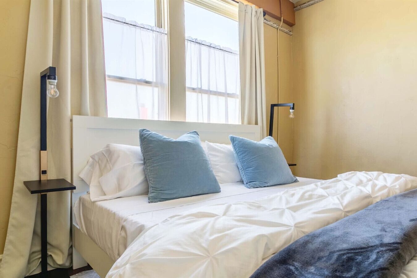 2 bedrooms, desk, iron/ironing board, WiFi