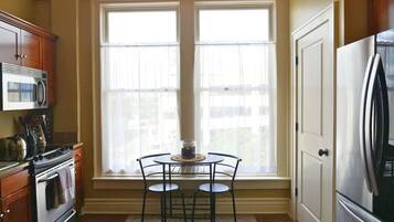 KylskÄp, mikrovÄgsugn, ugn och spishÀll