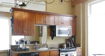 Upbeat 2 Bedroom Loft in the Heart of Downtown!