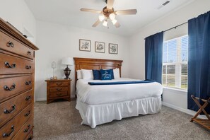 3 slaapkamers, een bureau, een strijkplank/strijkijzer, reisbedje