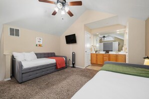 4 Schlafzimmer, Schreibtisch, Bügeleisen/Bügelbrett, Reisekinderbett