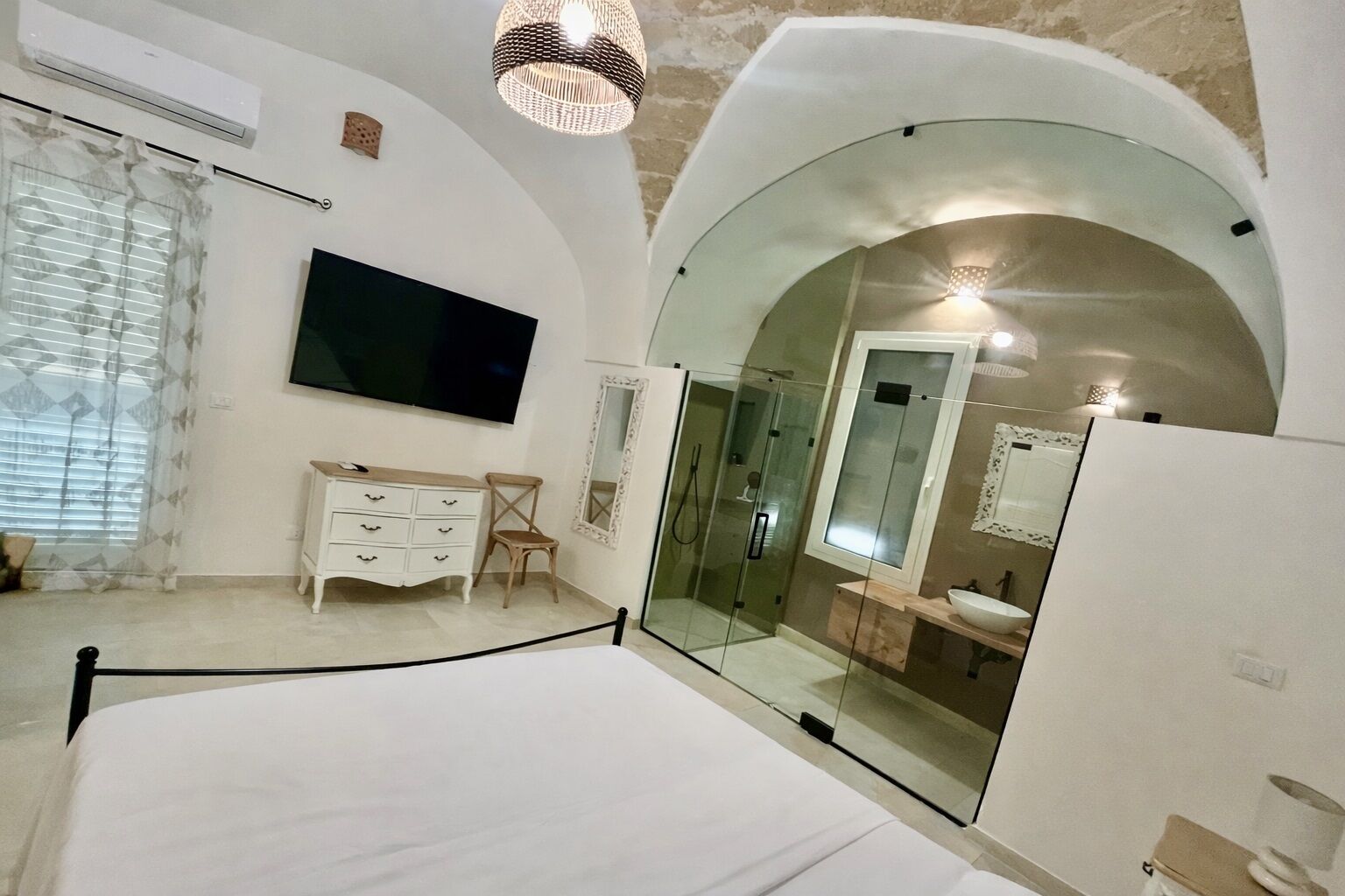 Luxury Condo, City View | Free WiFi