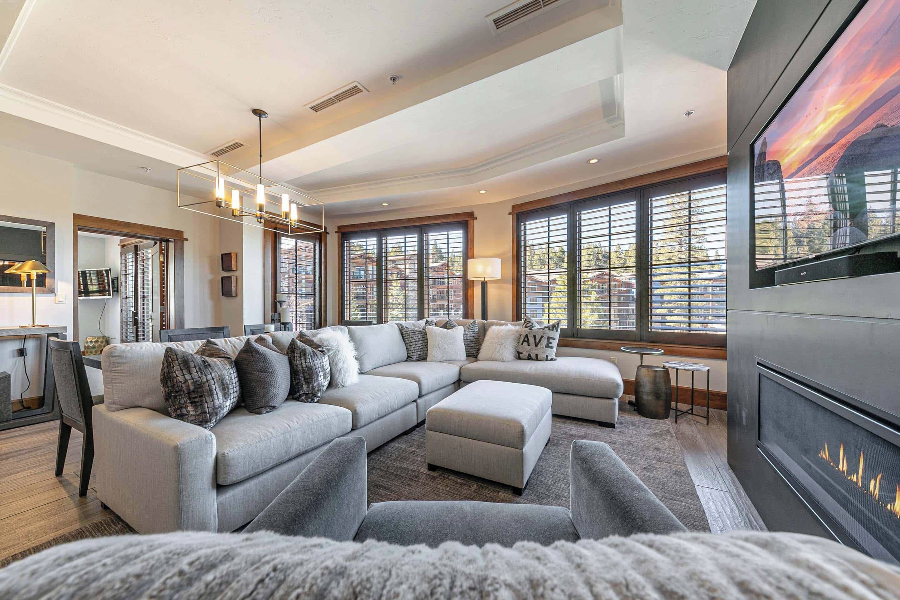 Televisión y chimenea 