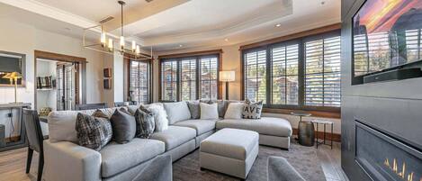 Televisión y chimenea