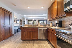 電子レンジ、コンロ、食器洗い機、コーヒー / ティーメーカー