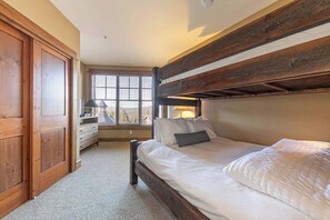 3 bedrooms, travel cot, WiFi, bed sheets