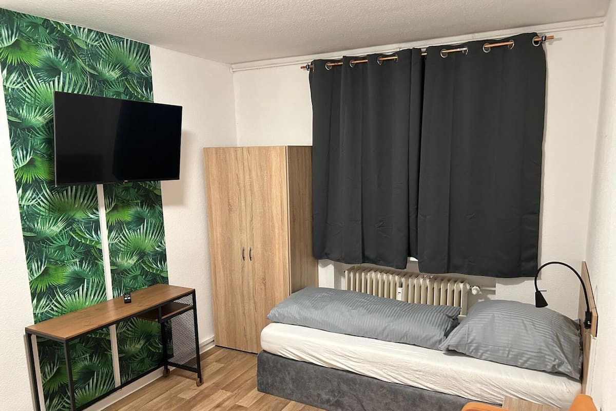 Basic Apartment, 5 Bedrooms, Non Smoking, Kitchen | 4 bilik tidur, langsir/tirai gelap terus, kalis bunyi