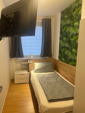 Basic Apartment, 4 Bedrooms, Non Smoking, Kitchen | 4 bedrooms, blackout drapes, soundproofing, iron/ironing board