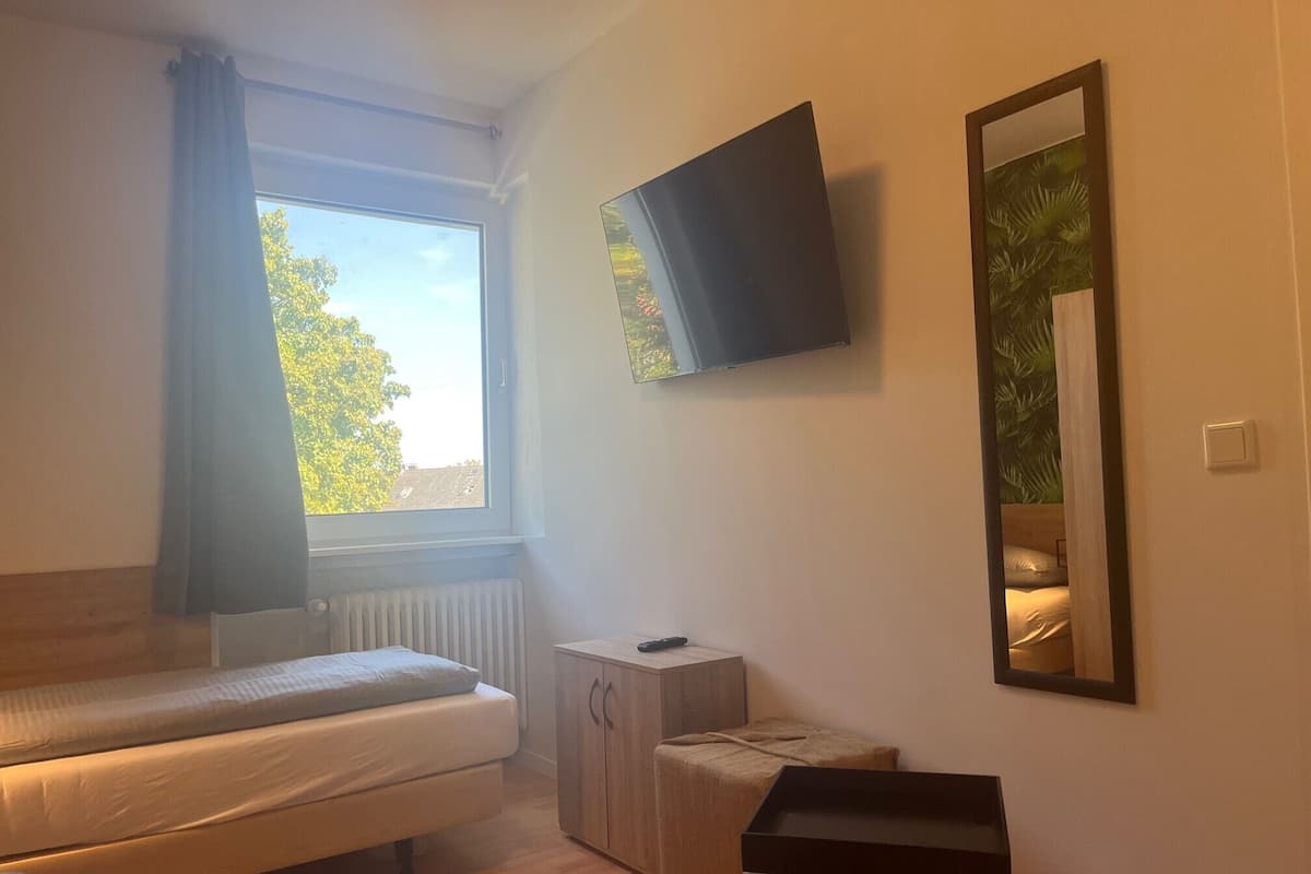 Basic Apartment, 2 Bedrooms, Non Smoking, Kitchen | 4 bilik tidur, langsir/tirai gelap terus, kalis bunyi