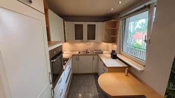 Economy Apartment, 3 Bedrooms, Non Smoking, Kitchen | Private kitchen | Electric kettle, toaster