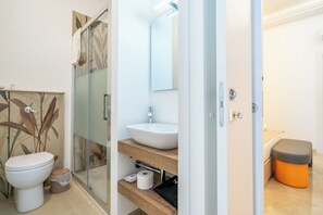 シャワー、ヘアドライヤー、タオル、石鹸