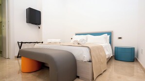 1 室のベッドルーム、セーフティボックス (室内)、デスク、旅行用ベビーベッド