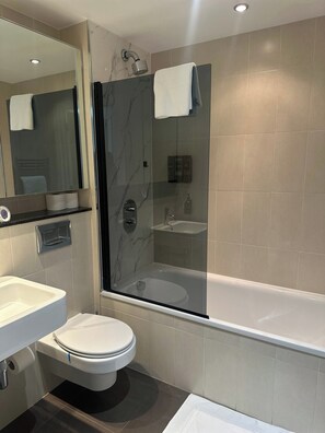 公寓 | 浴室 | 独立的浴缸和淋浴、深泡浴缸、吹风机、毛巾