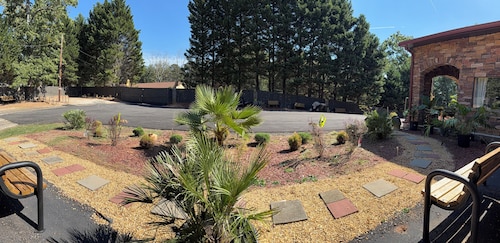 FIFA Fan Stylish Retreat Lodge in Heart of it All! 9.4 miles from the Stadium.