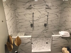 Shower, jetted tub, hair dryer, towels - FIFA Fan Stylish Retreat Lodge in Heart of it All! 9.4 miles from the Stadium. (Austell)