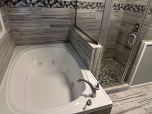 تجهيزات دش، حوض استحمام بنظام ضخ المياه، مجففات شعر، مناشف