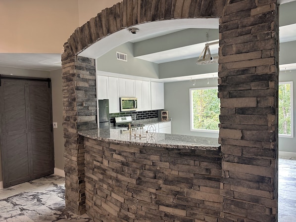 Jääkaappi, mikroaaltouuni, uuni, liesi