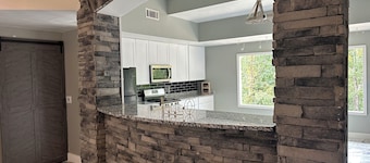 FIFA Fan Stylish Retreat Lodge in Heart of it All! 9.4 miles from the Stadium.