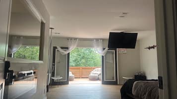 5 bedrooms, desk, iron/ironing board, WiFi