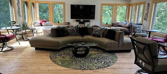 FIFA Fan Stylish Retreat Lodge in Heart of it All! 9.4 miles from the Stadium.