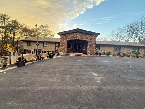 FIFA Fan Stylish Retreat Lodge in Heart of it All! 9.4 miles from the Stadium.