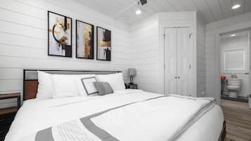 3 bedrooms, desk, iron/ironing board, travel crib