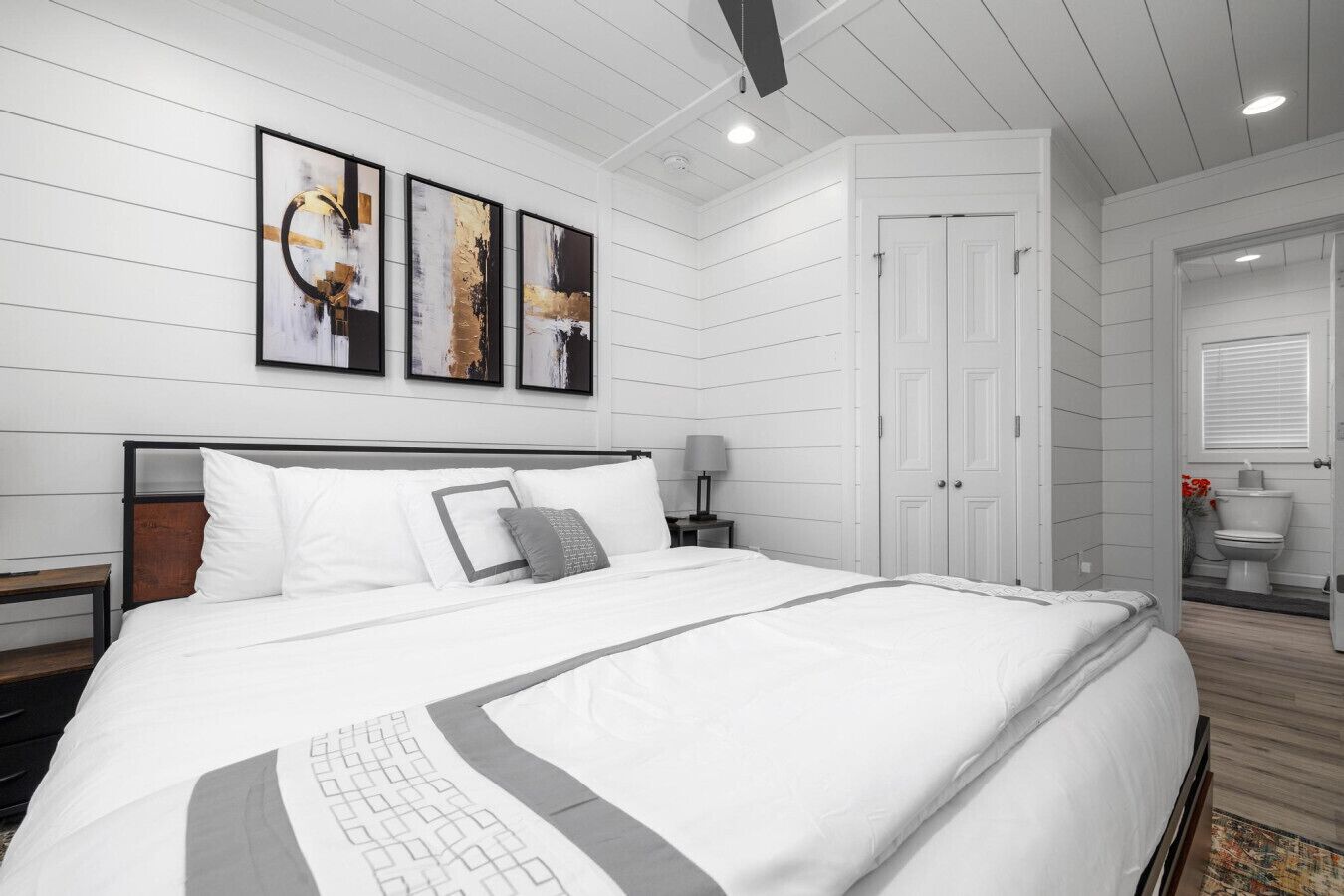 3 habitaciones, escritorio y tabla de planchar con plancha 