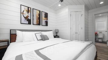 3 bedrooms, desk, iron/ironing board, travel crib