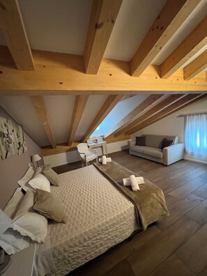 Familiekamer | Een kluis op de kamer, een bureau, een laptopwerkplek