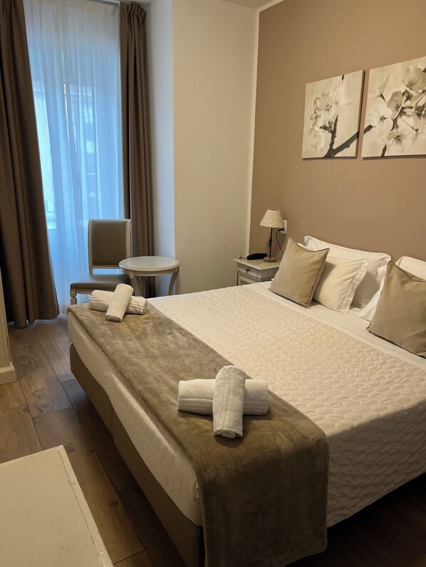 Caja de seguridad en la habitación y escritorio