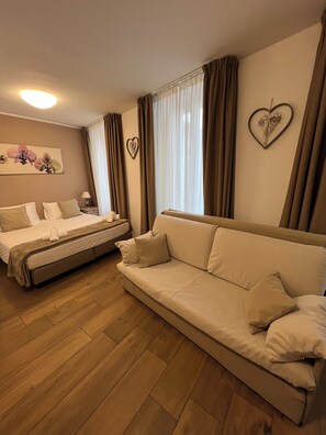 In-room safe, desk, laptop workspace, iron/ironing board - Hotel RivaMia (Riva del Garda)