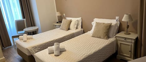 Habitación estándar | Caja de seguridad en la habitación y escritorio