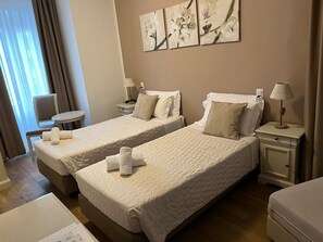 Standaard kamer | Een kluis op de kamer, een bureau, een laptopwerkplek