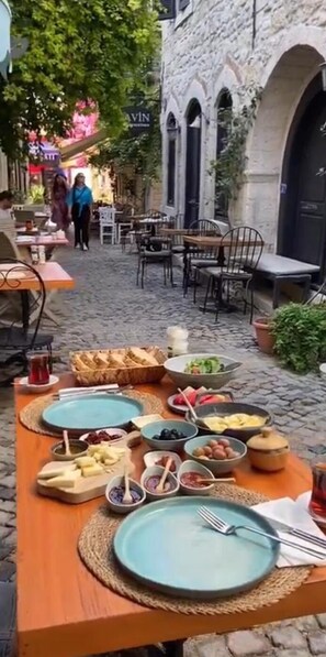 Free daily cooked-to-order breakfast