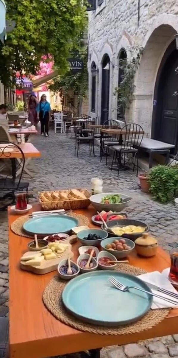 Free daily cooked-to-order breakfast - Aliko Otel (Cesme)