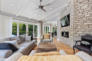 Televisie en een open haard