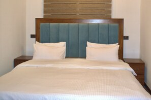 Premium bedding, pillowtop beds, desk, laptop workspace - Vivid Colombo (Colombo)
