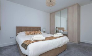 3 bedrooms, desk, iron/ironing board, free WiFi