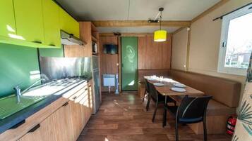 Een koelkast, een microgolfoven, een kookplaat