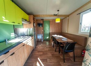 Refrigerador, microondas y parrilla de estufa 