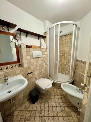 Douche, séchoir à cheveux, bidet, serviettes fournies