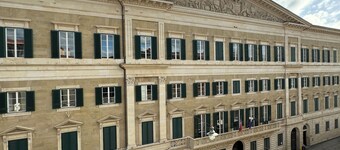 Comfortable apartment near train station, ship boarding, central market.