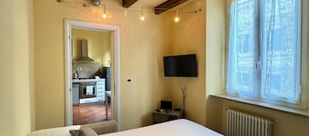 Comfortable apartment near train station, ship boarding, central market.