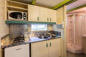 Kühlschrank, Mikrowelle, Herdplatte