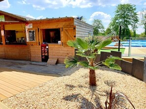 Outdoor spa tub - ZEcamping 3 étoiles toboggans animaux acceptés locatif TV LV BBQ 32m2 (Loudéac)
