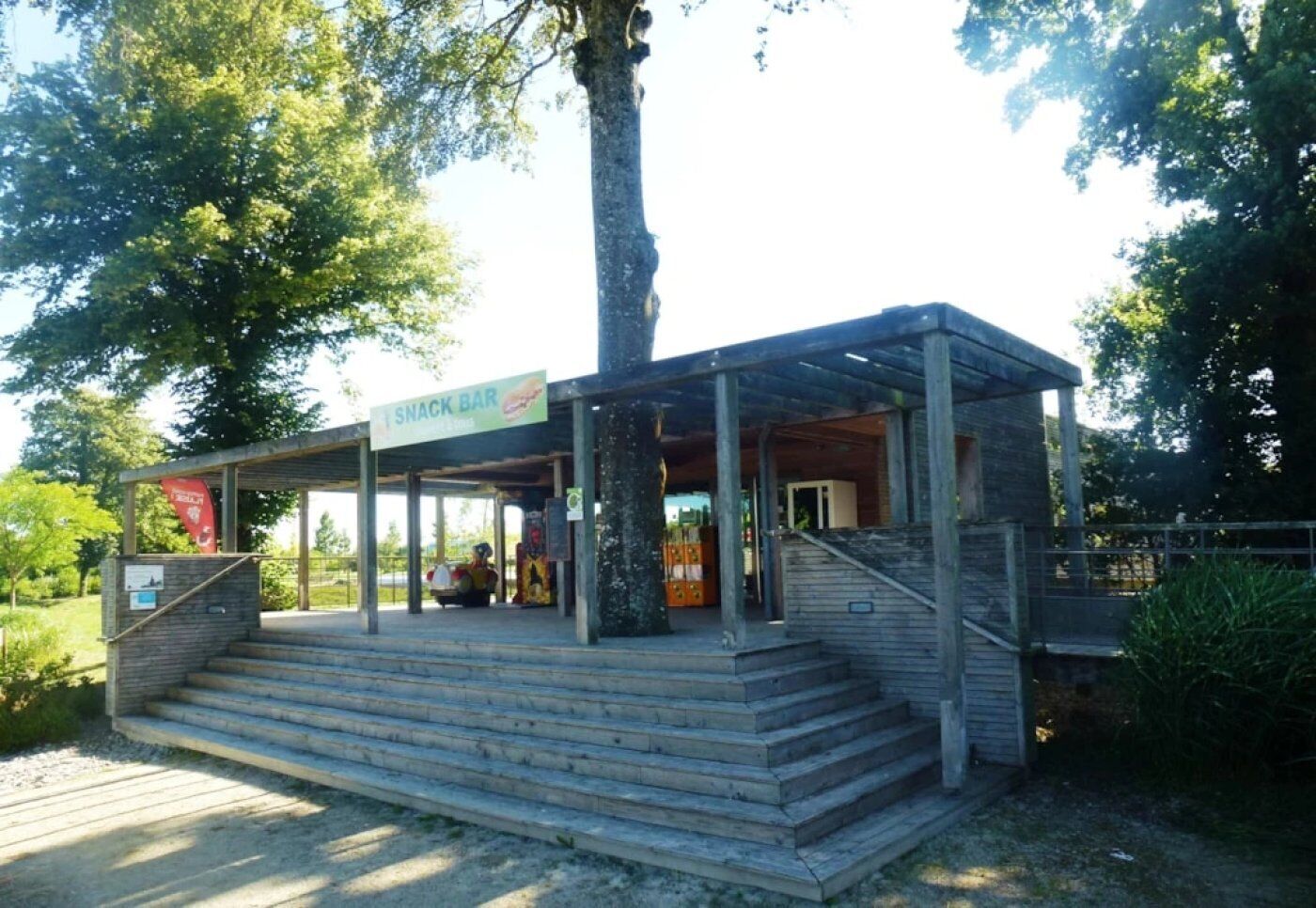 Un bar proposant des collations, doté d’un espace de repos couvert et accessible par des marches.