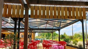 Outdoor dining - ZEcamping 3* toboggans animaux acceptés cottage TV BBQ 30m2 4 pers (Loudéac)