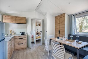 Superior Cottage, 3 Bedrooms | Living area | TV - Camping des 2 étangs (Seignosse)