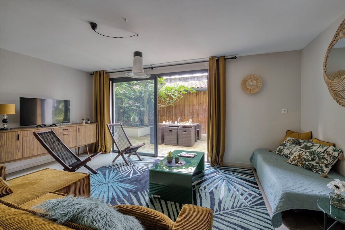 Premium Apartment, 2 Bedrooms, Mobility Accessible | Living area | TV