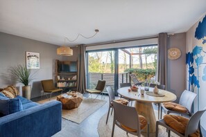 Apartamento Premium, 2 habitaciones | Zona de estar | Una televisión